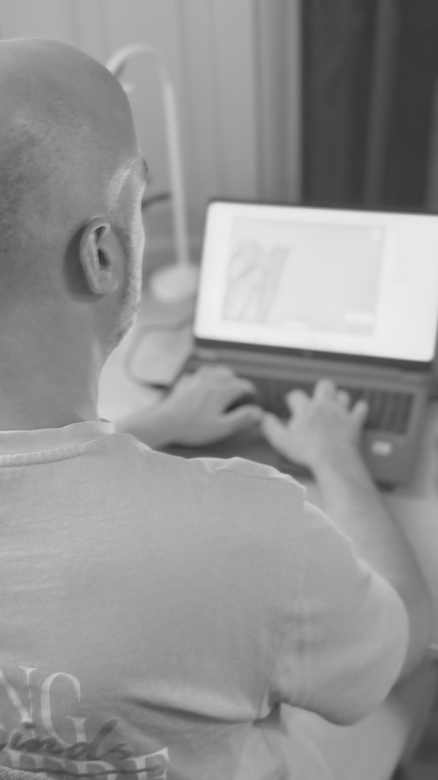 Florian bewerkt het digitale beeld van Beautyprint
